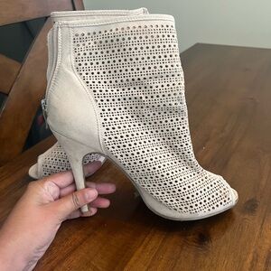 Chinese Laundry, Kristin Cavallari nude shoe boot.